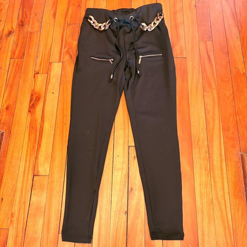 High-waisted skinny pants/leggings with a drawstring waist and metallic hardware